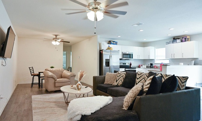 Arlington House | Central DFW Townhouse: 4BD/2BA Amazing Location