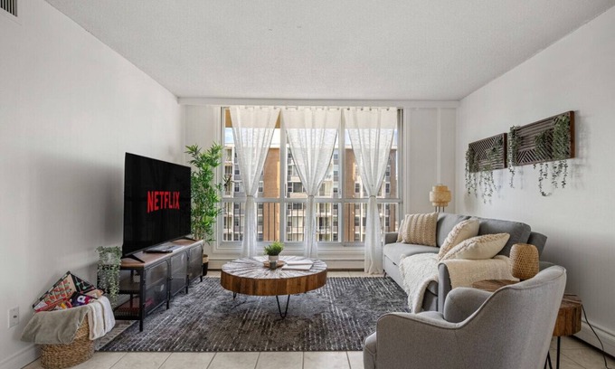 Downtown Edmonton Apartment | Central DT 2BR » Free Parking » Billiards » Gym