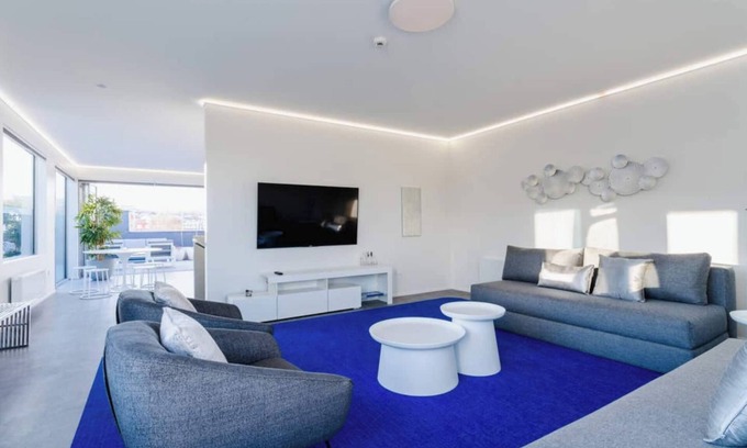 Dunedin City Centre Apartment | Central Dunedin Modern Penthouse by Aotearoa Escapes