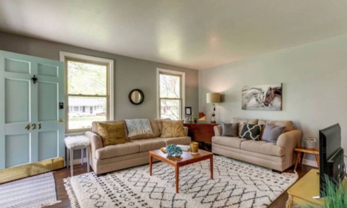 Franklin House | Central Duplex Pet Friendly Walkable Coffee Spots