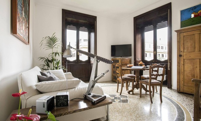 Flaminio House | Central, elegant apartment fully furnished in a stately building.