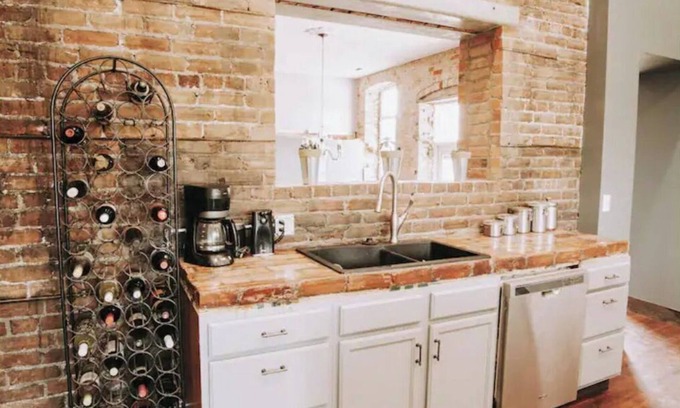 El Paso Apartment | Central Estate in Historic Downtown El Paso, Illinois