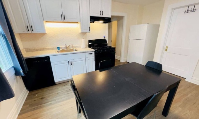 Evanston Apartment | Central Evanston Private 1st Floor Roomy Apt