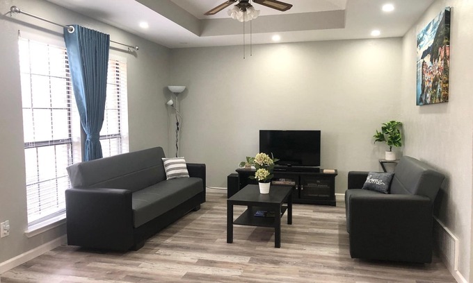 Frisco House | Central Frisco-Full renovated cozy&nice half duplex 3bed|2bath free wifi&parking