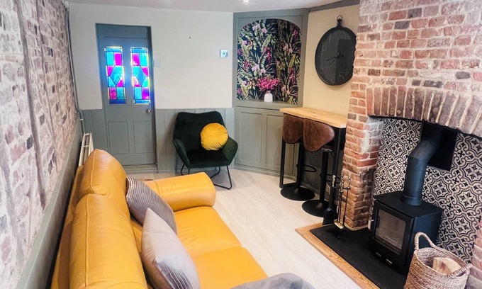 Canterbury Cottage | Central Gem With Cute Courtyard Garden, Rolltop Bath & log Burner