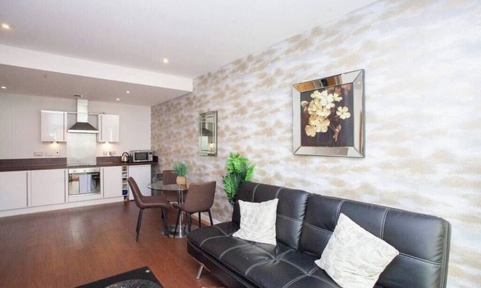 City Centre Glasgow Apartment | Central Glasgow Flat with Juliet Balcony