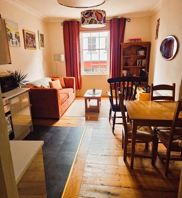 Gloucester Apartment | Central Gloucester Self-Catering Flat - A Hidden Gem