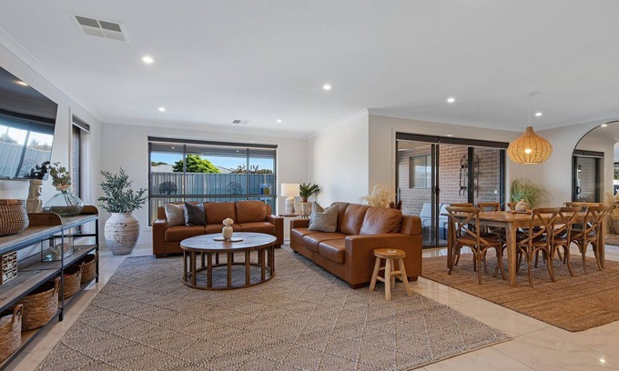 Yarrawonga House | Central Haven close to town with swimming pool