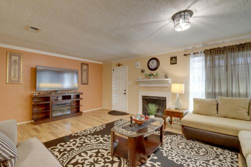 Houston House | Central Houston Townhome with Patio 4 Mi to Airport