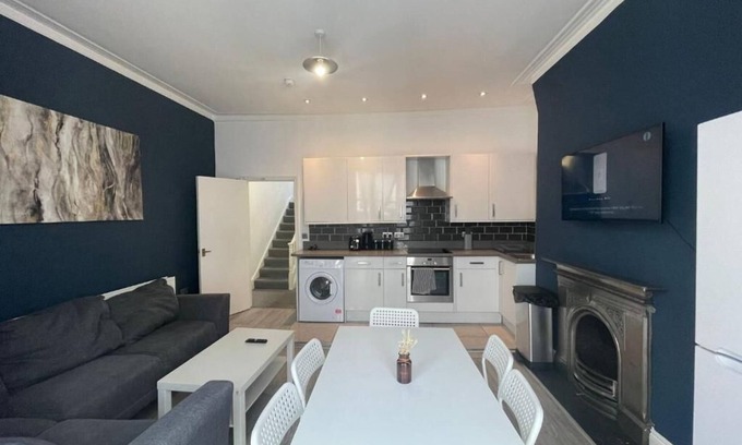 Hove Apartment | Central Hove 5 Bedroom Flat BN332AWES