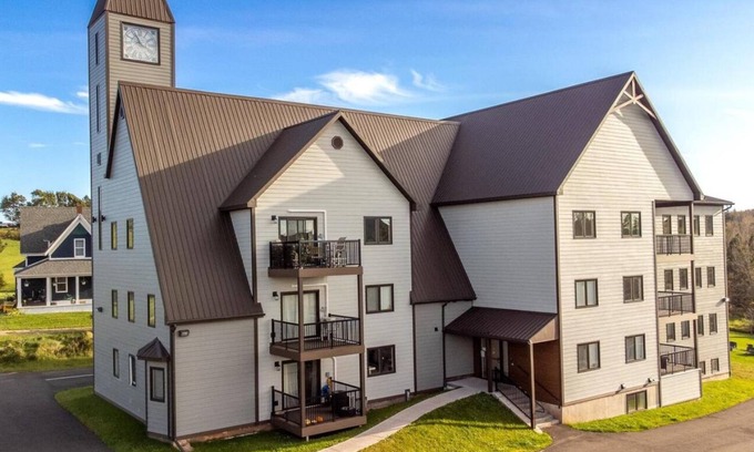 Hunter River Condo | Central Island location close to Confederation Trail, golf and many attractions.