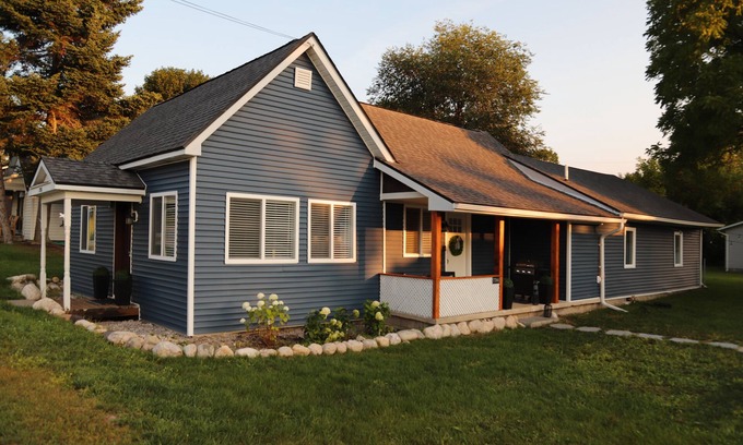 Central Lake House | Central Lake Escape -4Beds, Lake, Boat, Golf, Hike, Bike FUN! Booking now!