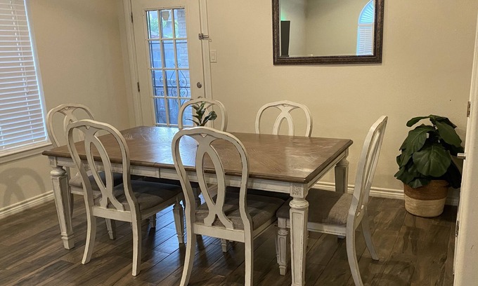 Bonanza House | Central Laredo/Entire HOME/King Bed