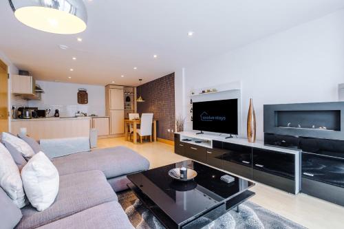Leeds City Center Apartment | Central Leeds 2BR 2BA, Wi-Fi, Kitchen, Sleeps 5