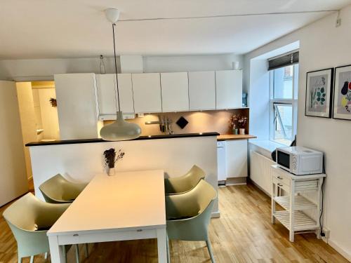 Indre by Apartment | Central lejlighed med tag-terrasse
