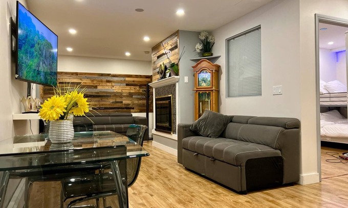 North Vancouver House | Central location, easy dining, Edgemont Village, Rec Centre, & Park Royal Mall.n