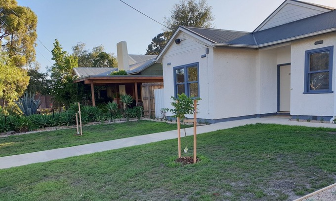 Deer Park House | CENTRAL LOCATION HERITAGE WHITE HOUSE