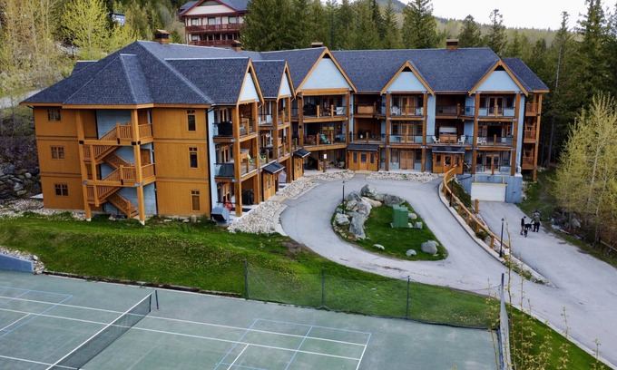 Rossland Condo | Central location, Lots of Space, Hot Tub