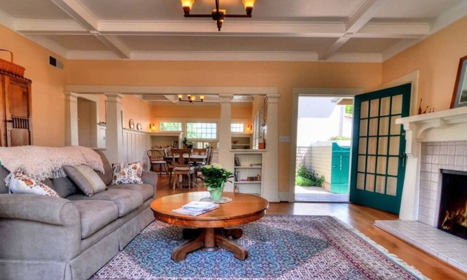 Oak Park Cottage | Central location, walk to restaurants!