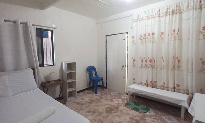 Catangnan House | Central locationStrong wifi +Spacious Ac room + 5 minutes walk to the beach