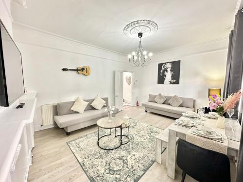Askew Apartment | Central London Two Bedroom Apartment