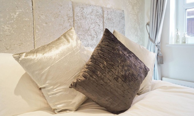 Bournemouth Apartment | Central, Luxurious, Gated, 2 bed apt w/parking - moments walk to Town/Beach