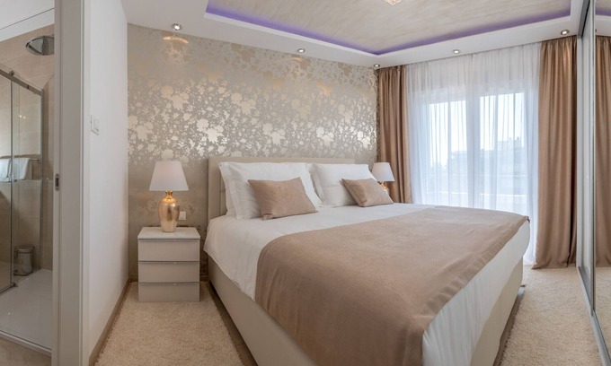 Split Apartment | Central Luxury Apartment Moonlight with private garage and an elevator