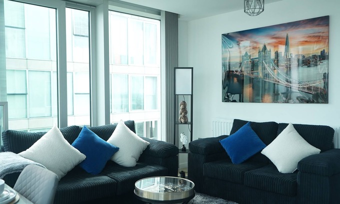 Central Milton Keynes Apartment | Central M K 2-Bedroom Apartment, Sleeps 4, Parking