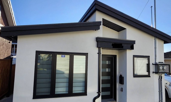 Sunset House | Central & Modern 2 Bedroom Whole House In Vancouver - 10 mins to DT & airport