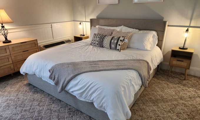 Gilford Apartment | Central modern condo studio - ~5min drive from Weirs Beach & NH Bank Pavilion.