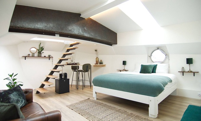 Spaarndammer en Zeeheldenbuurt Boat Rental | Central & Modern Eco-Houseboat 10 min walk to center