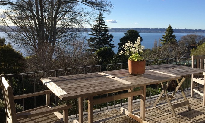 Kawaha Point House | CENTRAL, MODERN, MAGNIFICENT LAKE VIEW, 3 BATHROOMS. SLEEPS 10. PET FRIENDLY.