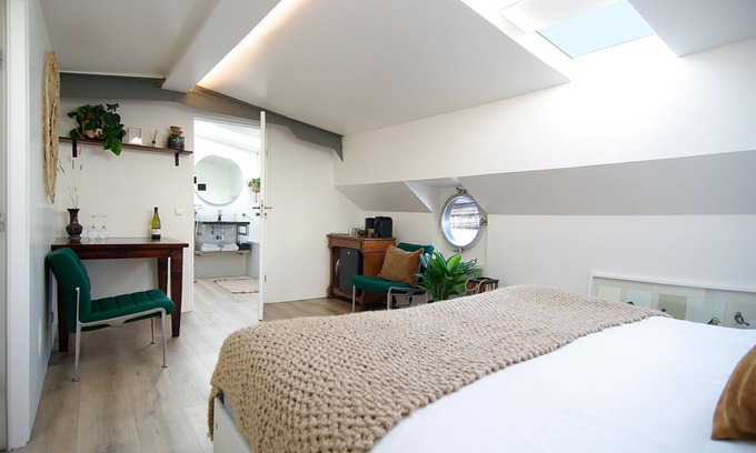 Spaarndammer en Zeeheldenbuurt Boat Rental | Central & Modern studio on Eco-Houseboat Excelsior!