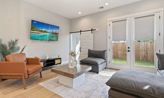 Southeast Houston House | Central Modern Stay: Free Coffee & Pet Friendly
