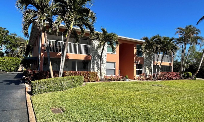 Central Naples Condo | Central Naples Condo (1 E) Close to beach.