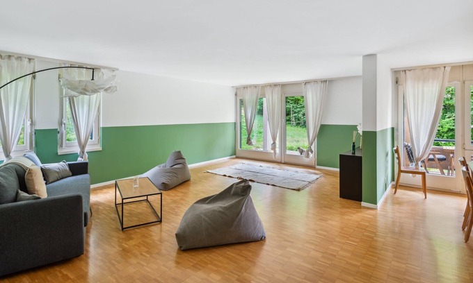 Hirslanden Apartment | Central Oasis: Spacious & Quiet Flat