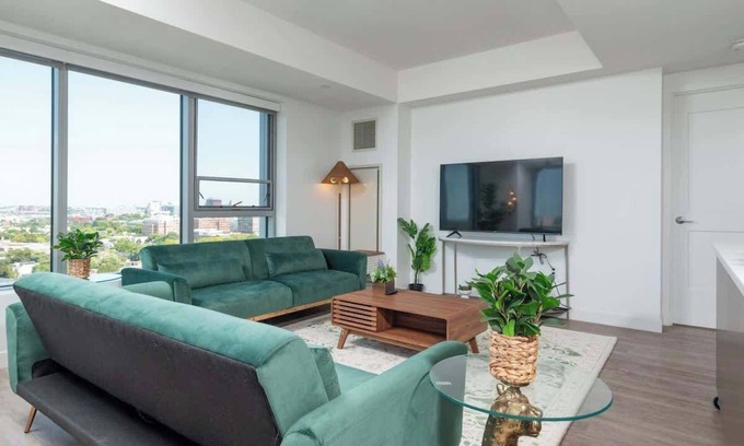 Central Square Apartment | Central Penthouse City Skyline Views, Gym sleep 8