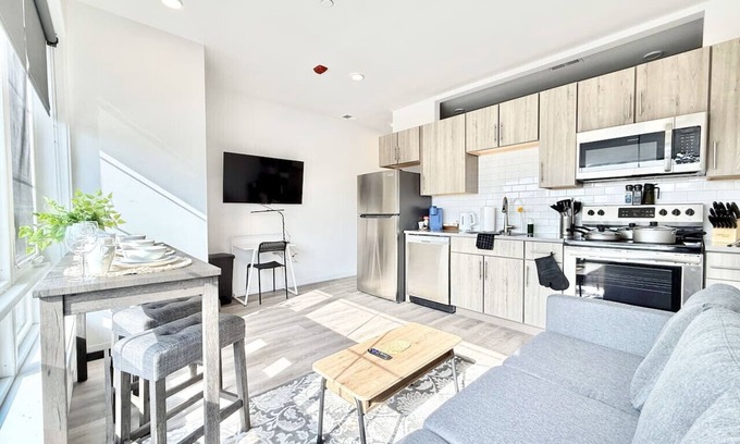 Poplar Apartment | Central Philly 1Br Apt with Gym