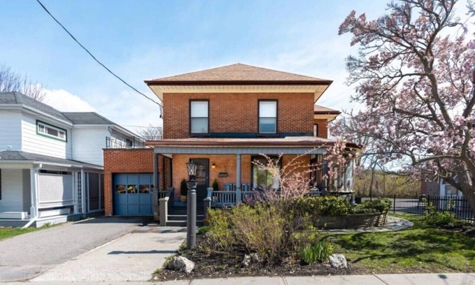 Prince Edward House | Central Picton, Games Room and steps from town!
