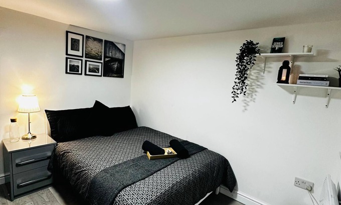 Rusholme House | Central Private Room with Fast WiFi