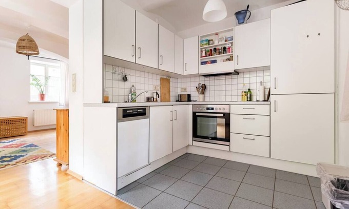 Jakomini Apartment | Central, quiet oasis with garden and parking lot