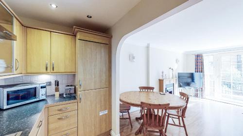 Reading City Centre Apartment | Central Reading Canal Side Apartment sleeps 4 with Parking