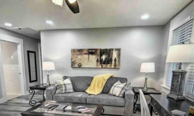 Lebanon House | Central Retreat B, NEW Cozy Family & Pet Friendly