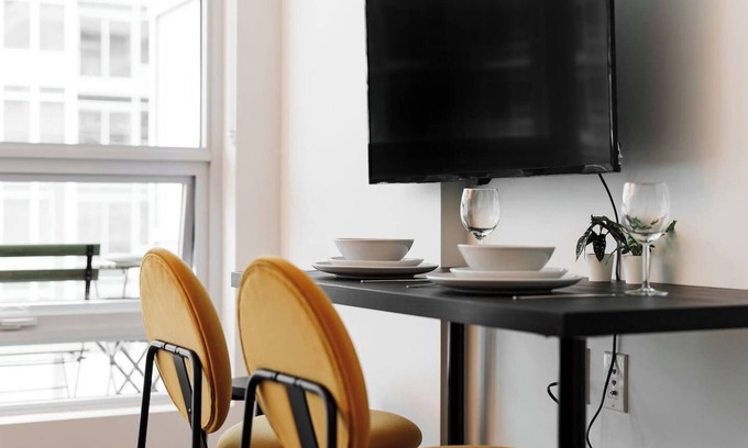 Richmond City Centre Condo | Central Richmond - Studio