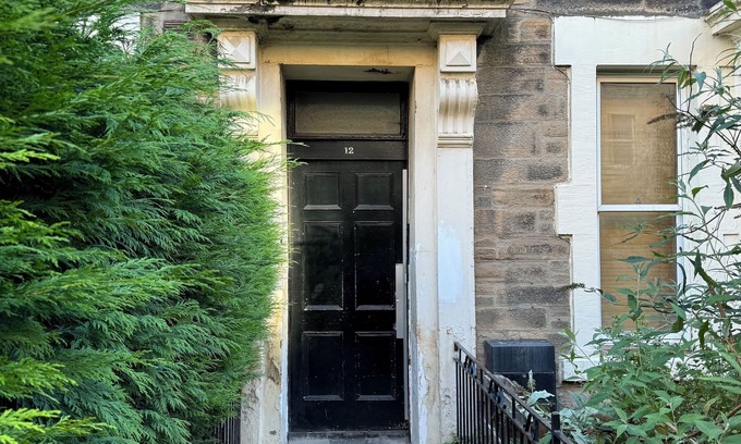 Laurieston Apartment | Central Room in Historic Tenement Near Old Town