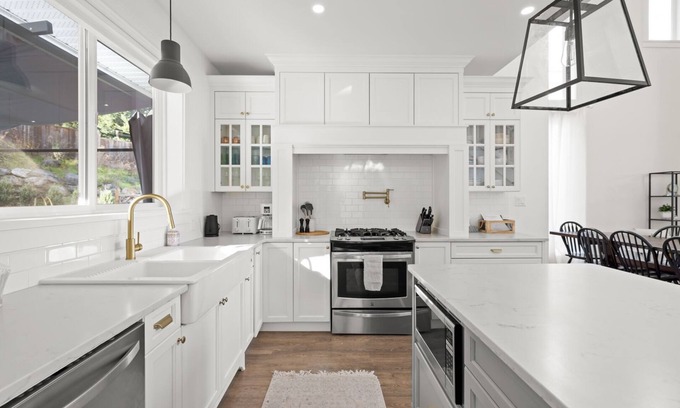 Central Saanich House | Central Saanich, Modern Spacious Home! Hot Tub. Private.