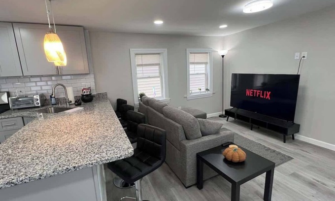 Salem House | Central Salem Retreat 2bd W/parking