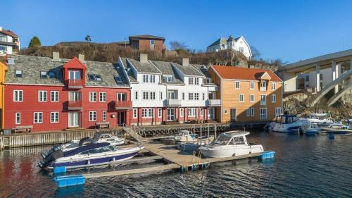 Haugesund Apartment | Central sea house apartment - 2 BR - Free parking