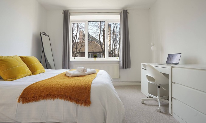Sheffield Apartment | Central Sheffield stylish stay. Free Parking and walking distance to Ponds Forge