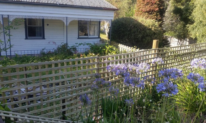 Cygnet Cottage | Central stay in culture capital